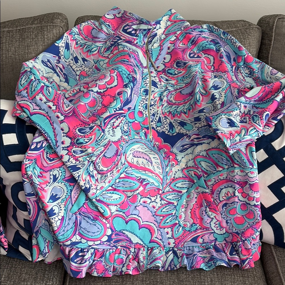 NWOT Lilly Pulitzer 1/4 zip Pullover with ruffle detail on hem. Sz XL